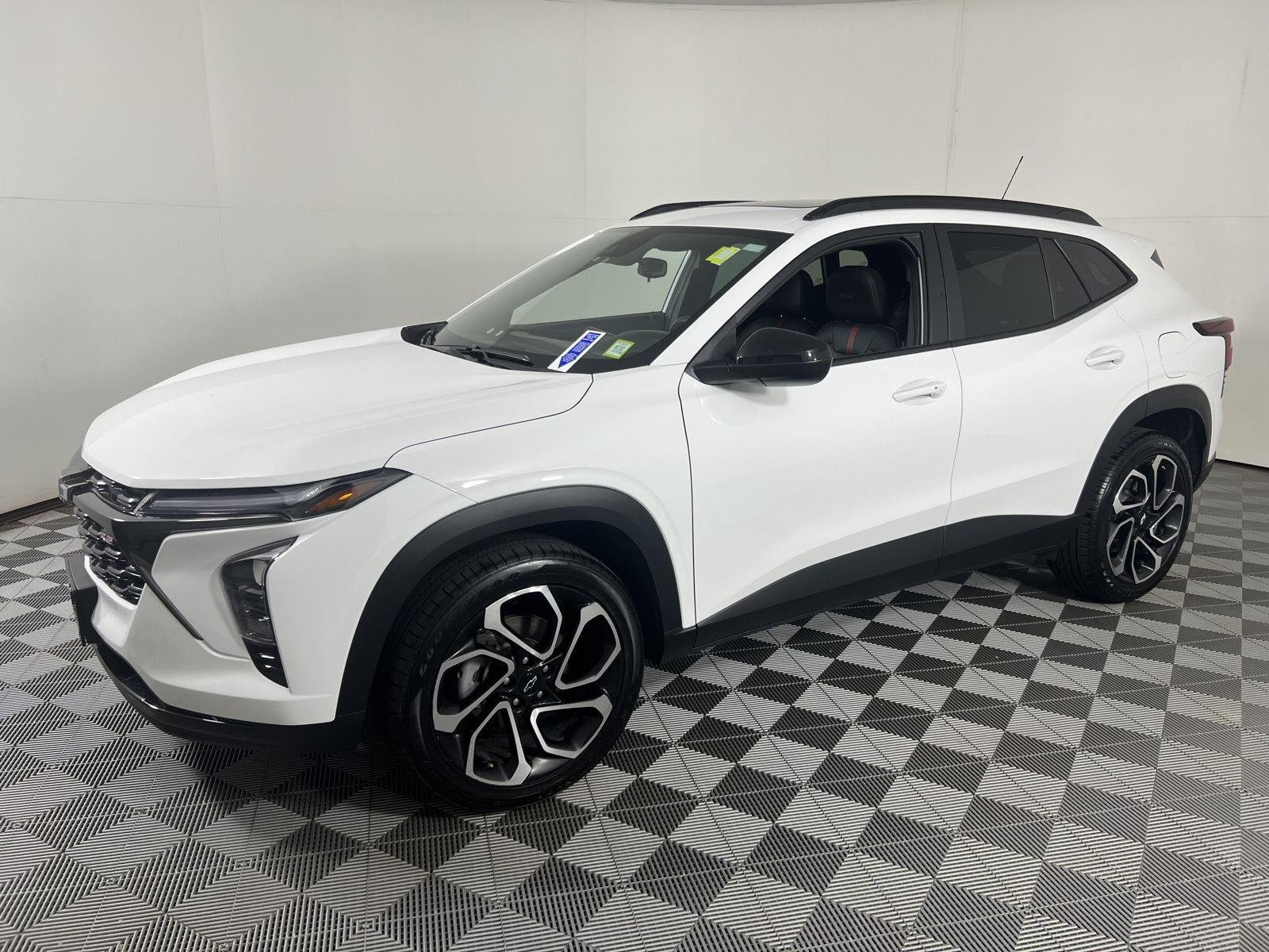 Used 2024 Summit White Chevrolet 2RS image 8