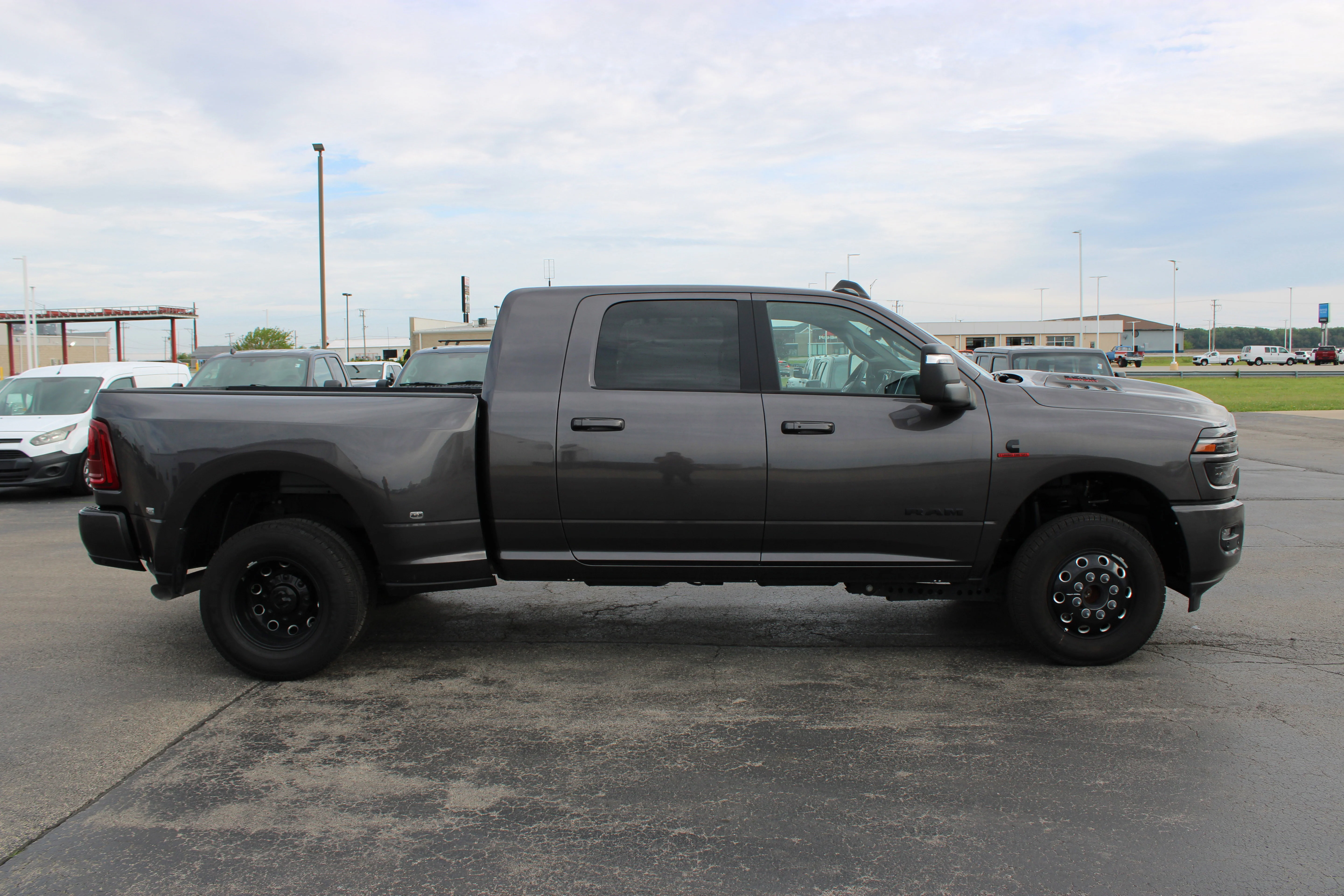 Used 2025 Granite Crystal Metallic Clearcoat Ram Laramie image 9