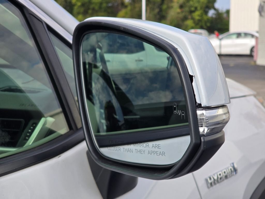 Used 2020 White Toyota XLE image 19