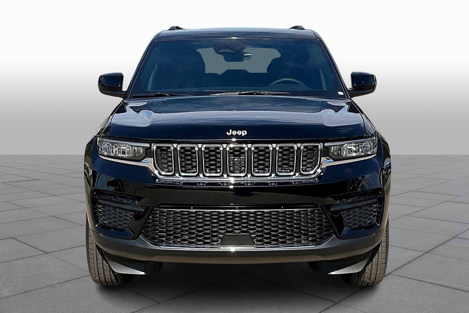 New 2025 Diamond Black Crystal Pearl-Coat Exterior Paint Jeep Laredo X image 3