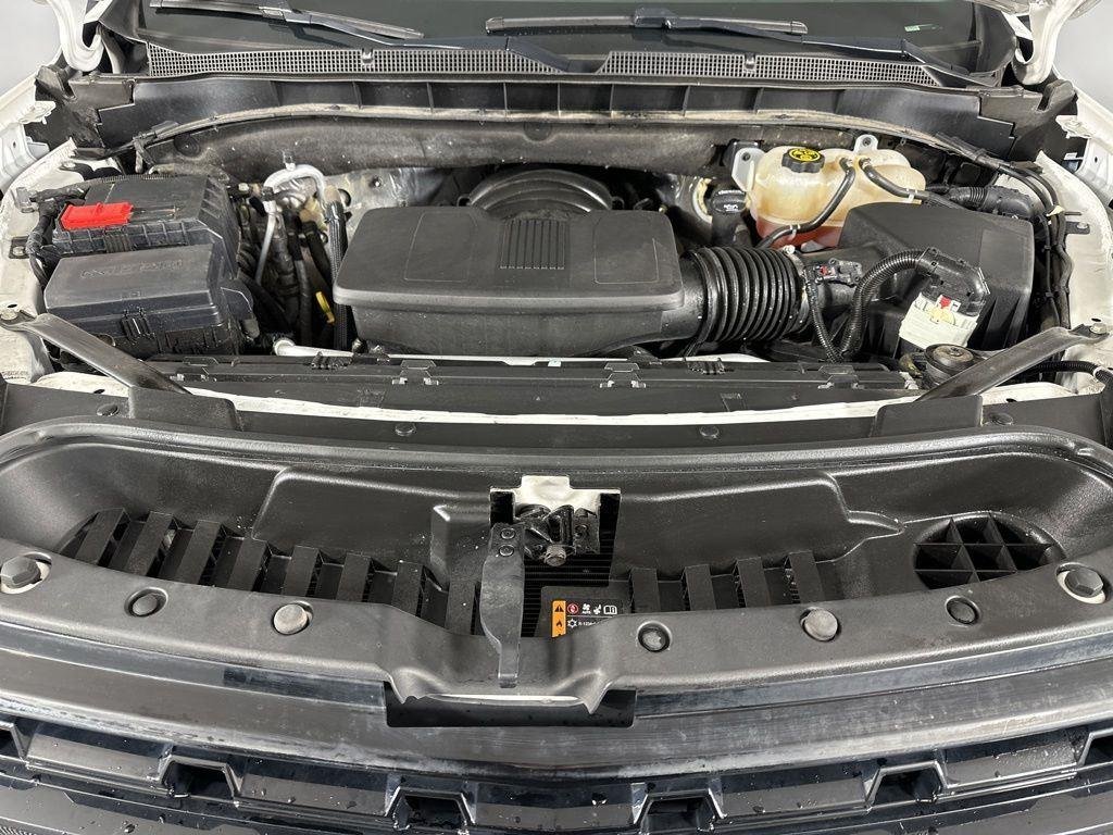 Used 2023 Pearl Chevrolet Z71 image 3
