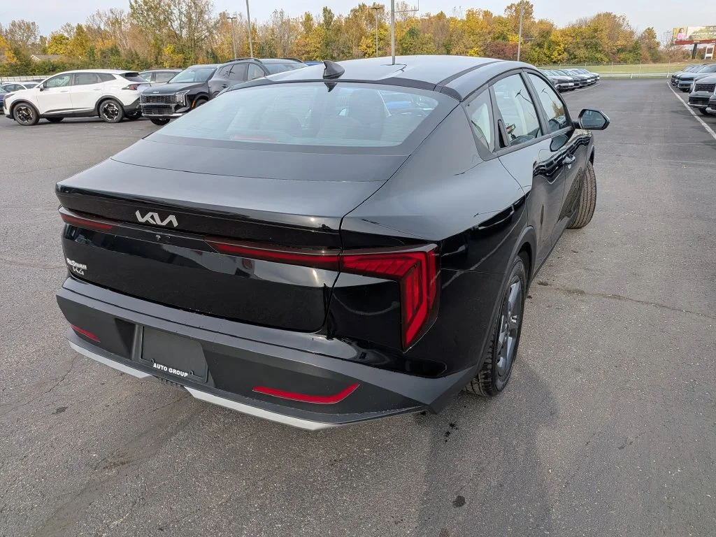 New 2027 Aurora Black Kia LXS image 34