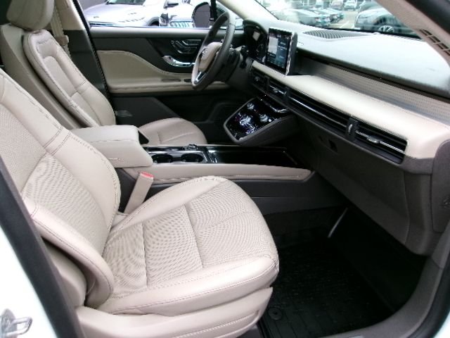 Used 2022 Pristine White Lincoln Standard image 3