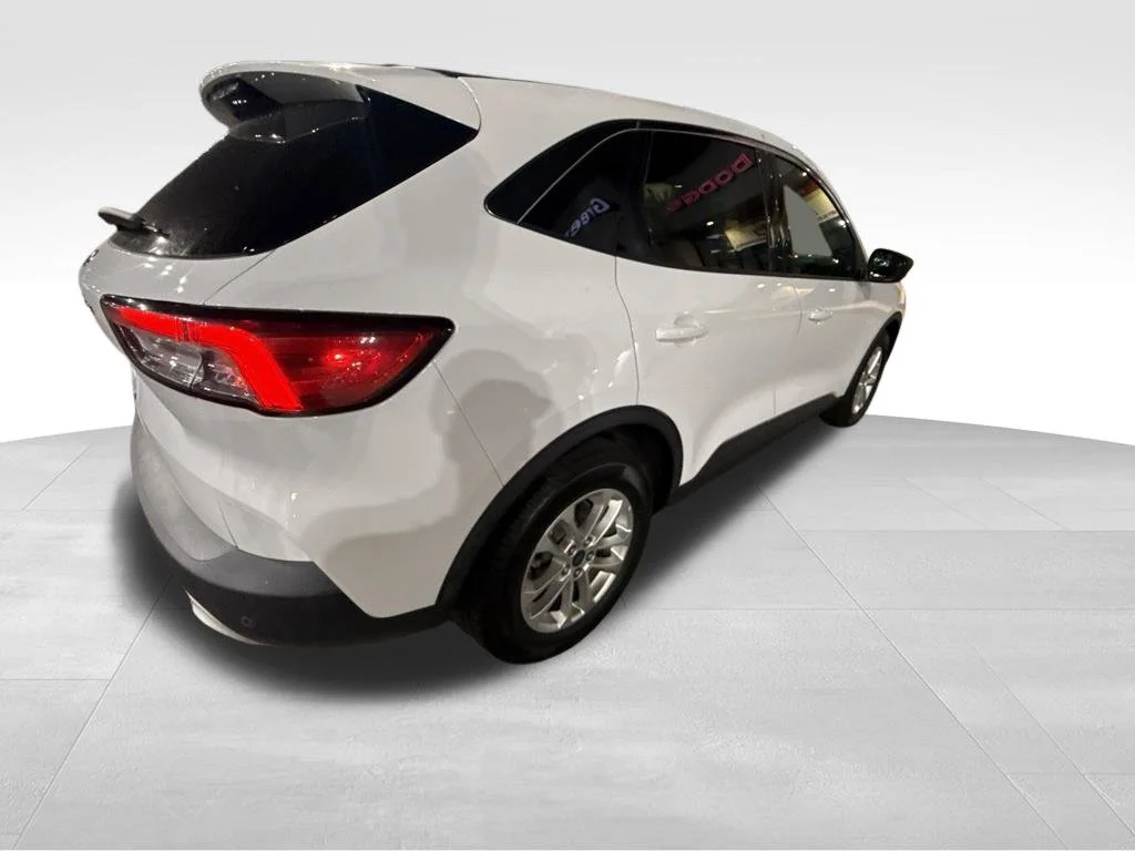 Used 2022 White Ford SE image 7