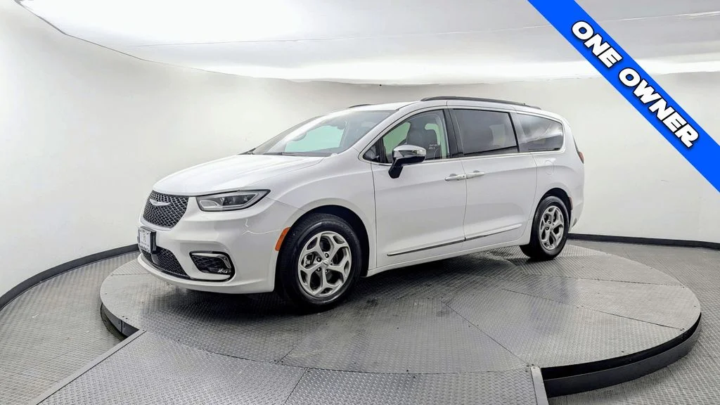 Used 2023 White Chrysler Limited image 3