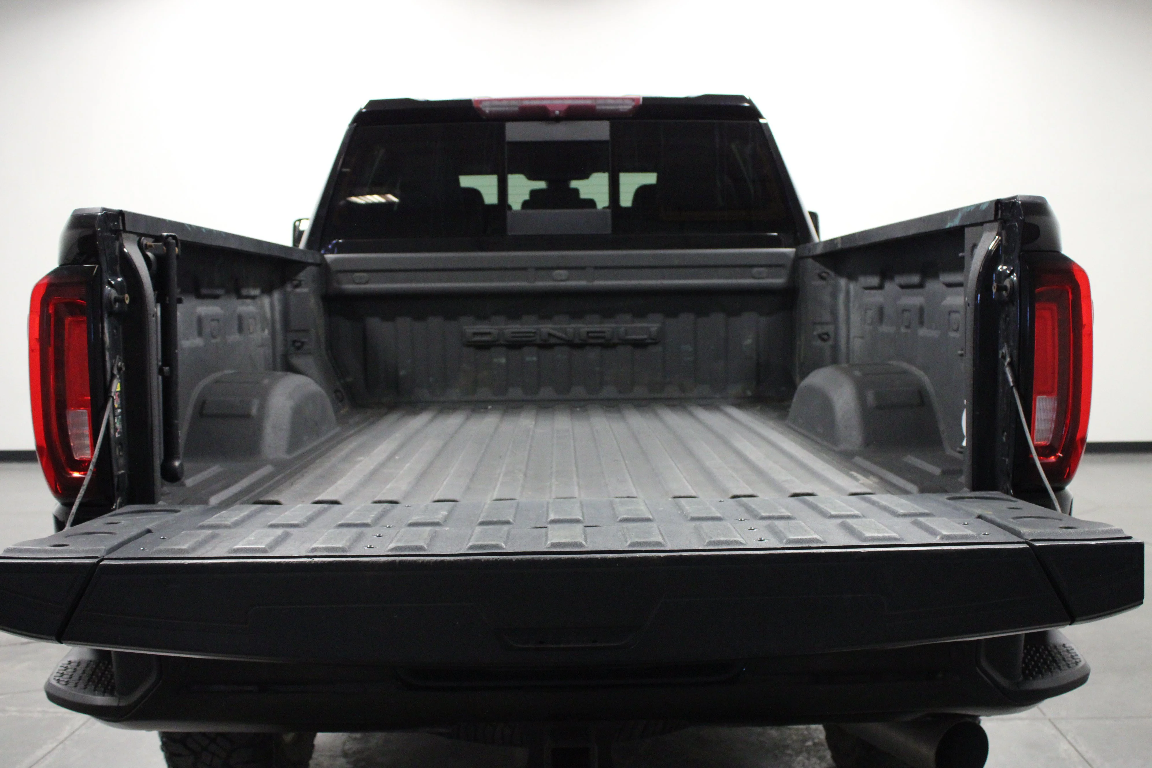 Used 2022 Ebony Twilight Metallic GMC Denali image 14