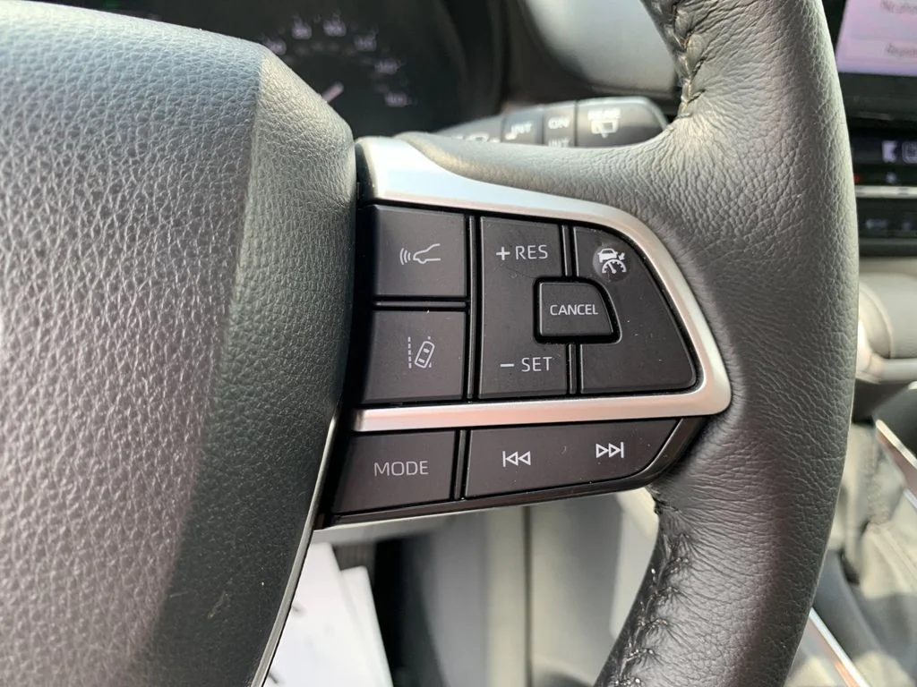 Used 2023  Toyota XLE image 29