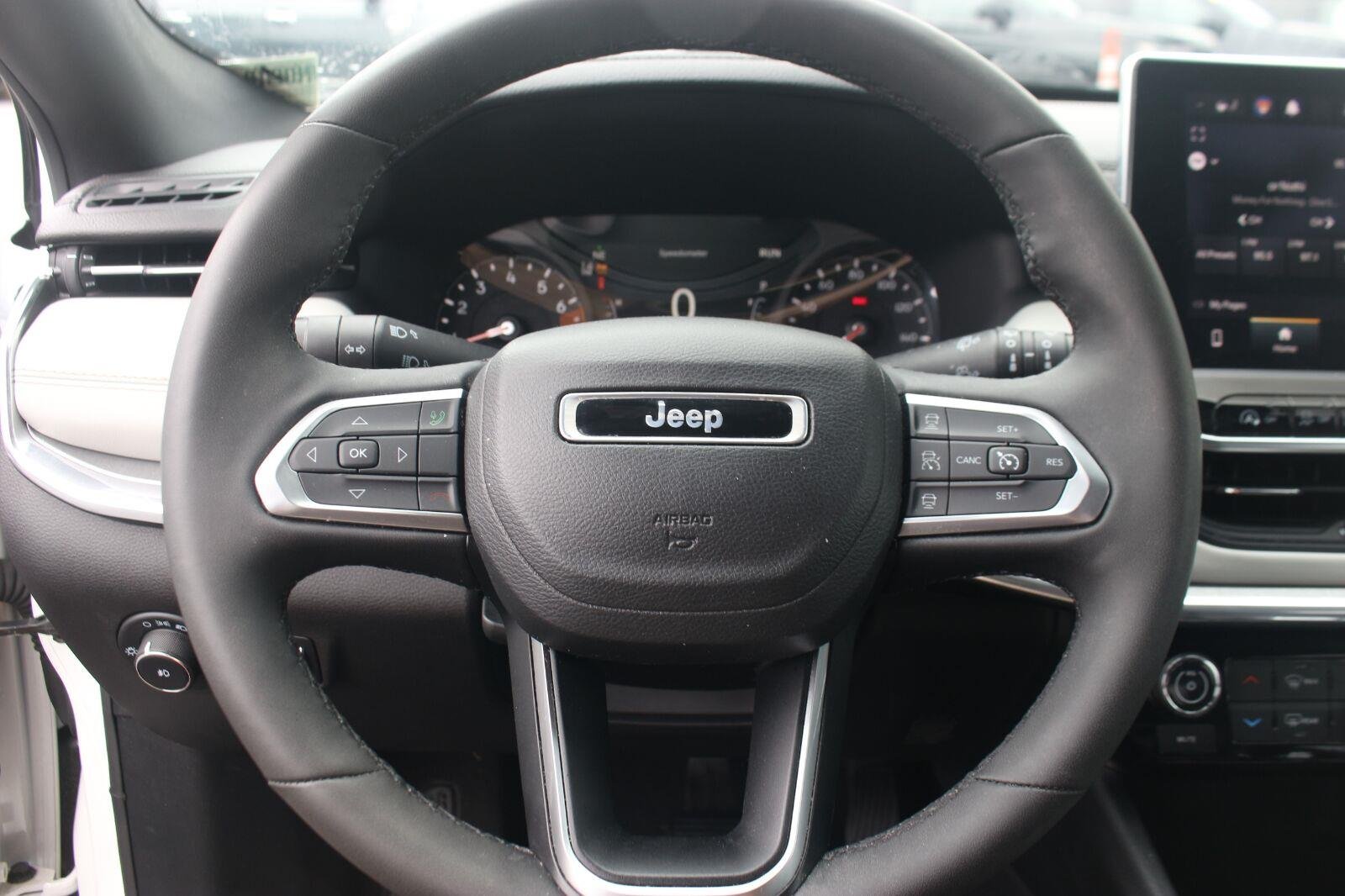 Used 2023  Jeep Limited image 17