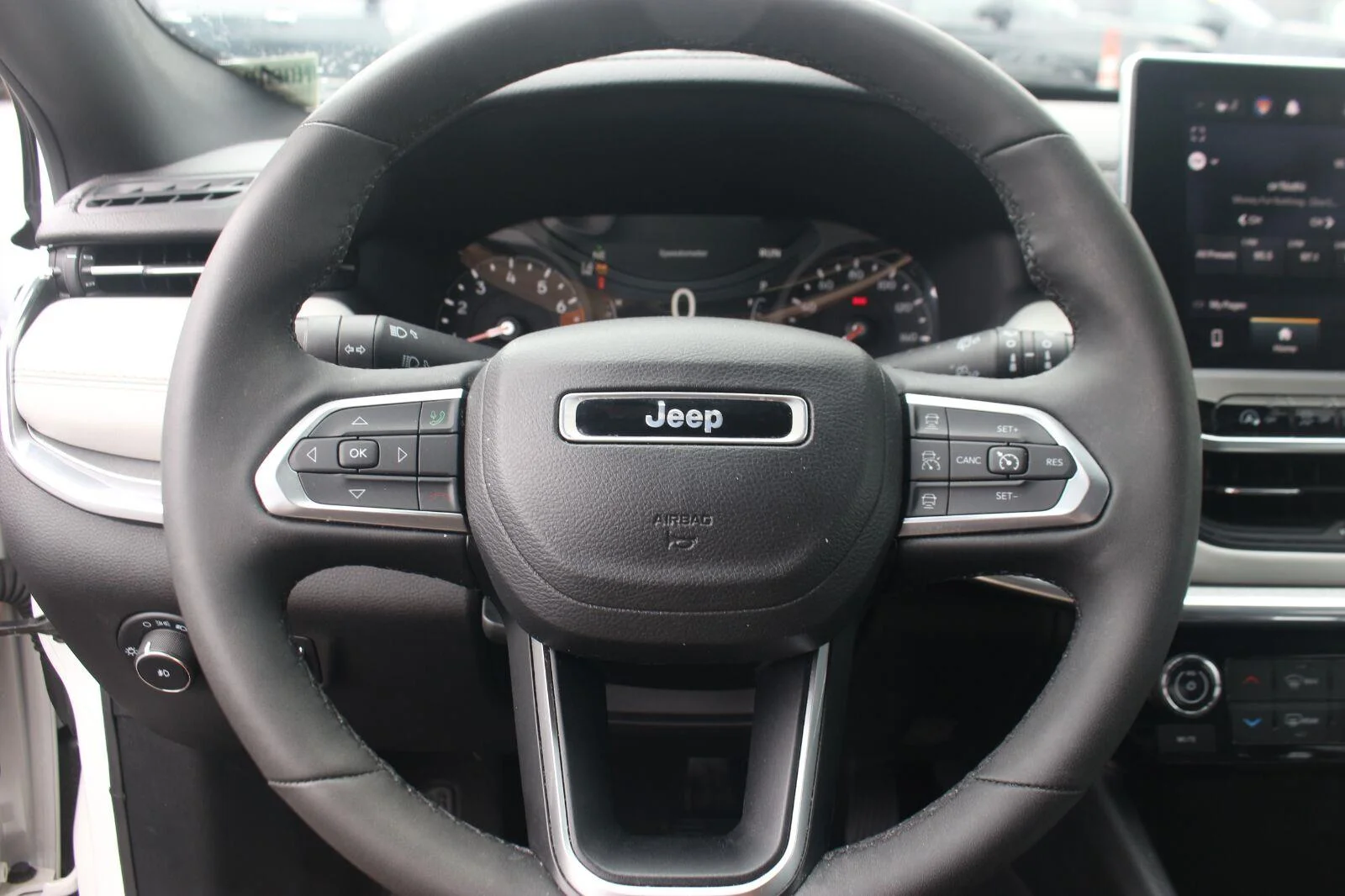 Used 2023  Jeep Limited image 17