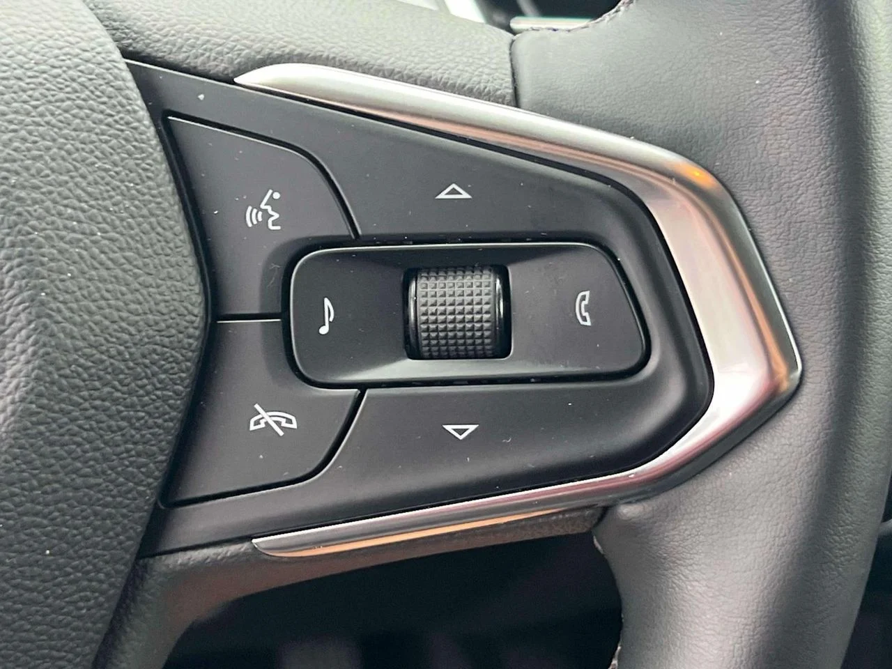 Used 2024 Blue Glow Metallic Chevrolet FWD LT image 23
