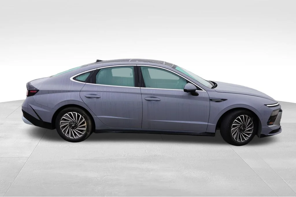 Used 2024 Transmission Blue Hyundai Limited image 2