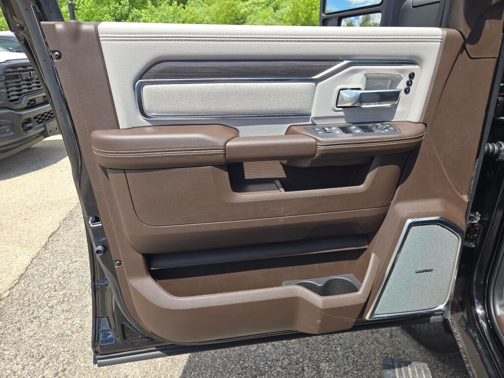 New 2026 Diamond Black Crystal Pearl-Coat Exterior Paint RAM Laramie image 19