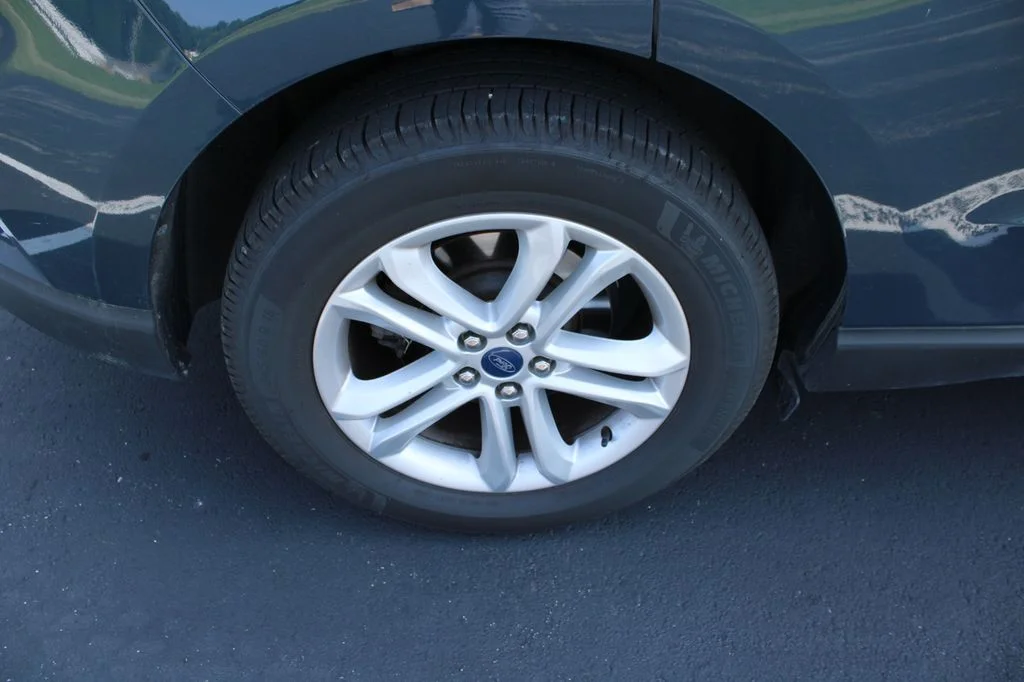 Used 2019 Sea Green Ford SEL image 5