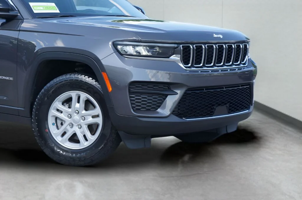 Used 2024 Baltic Gray Metallic Clearcoat Jeep Laredo image 3