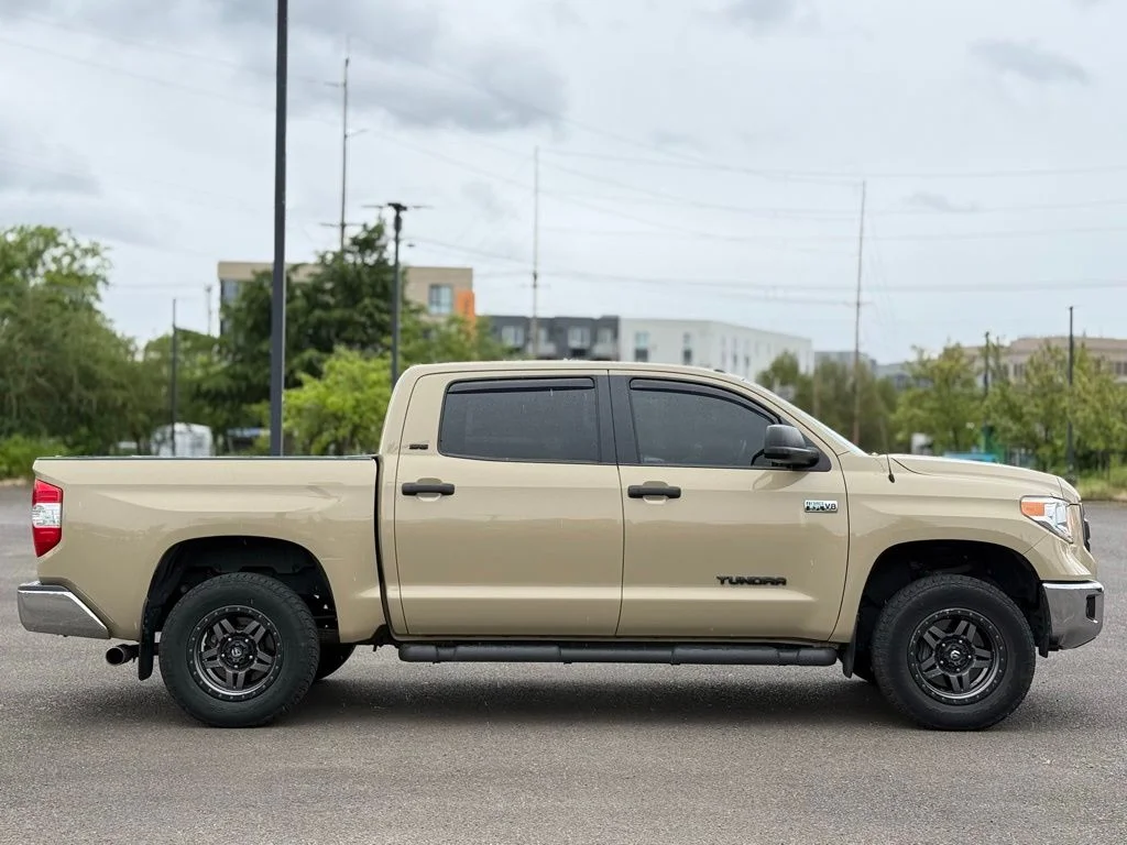 Used 2017  Toyota SR5 image 6