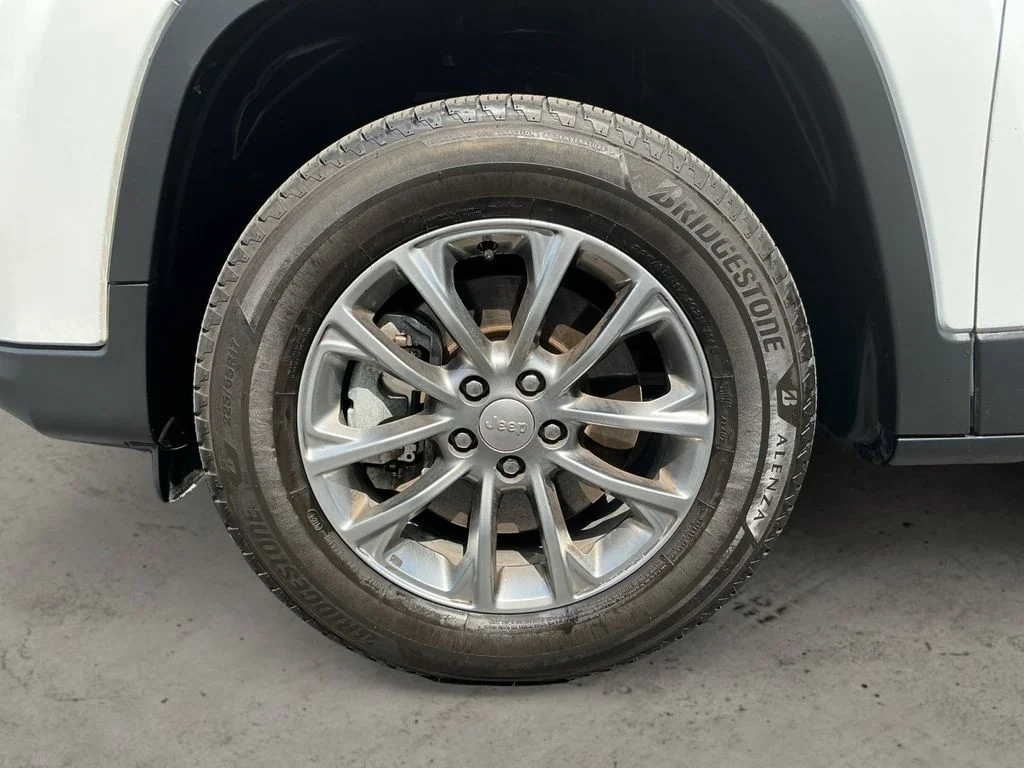 Used 2019 White Jeep Latitude Plus image 9