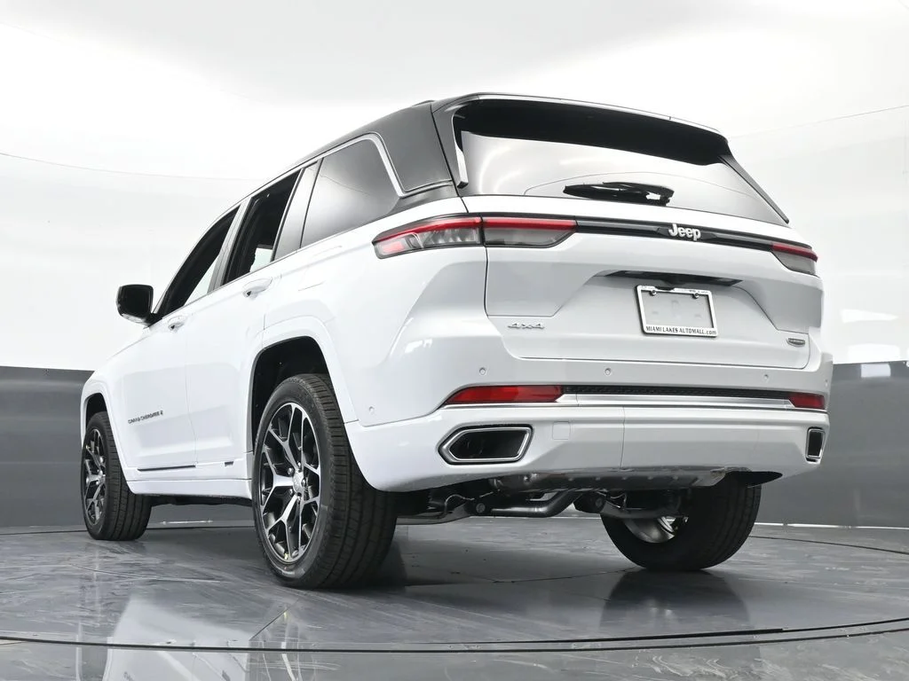 New 2025 Bright White Clear-Coat Exterior Paint Jeep Summit Reserve image 63