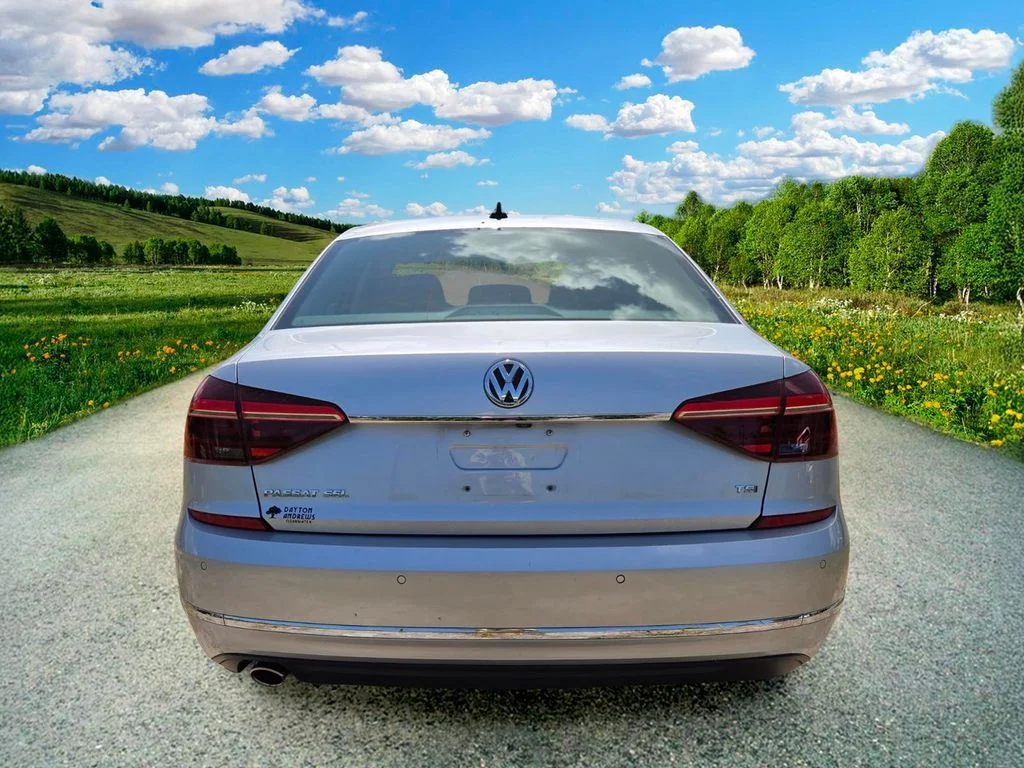 Used 2018 Silver Volkswagen 2.0T SEL Premium image 5