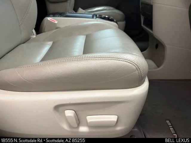 Used 2017  Toyota XLE image 29