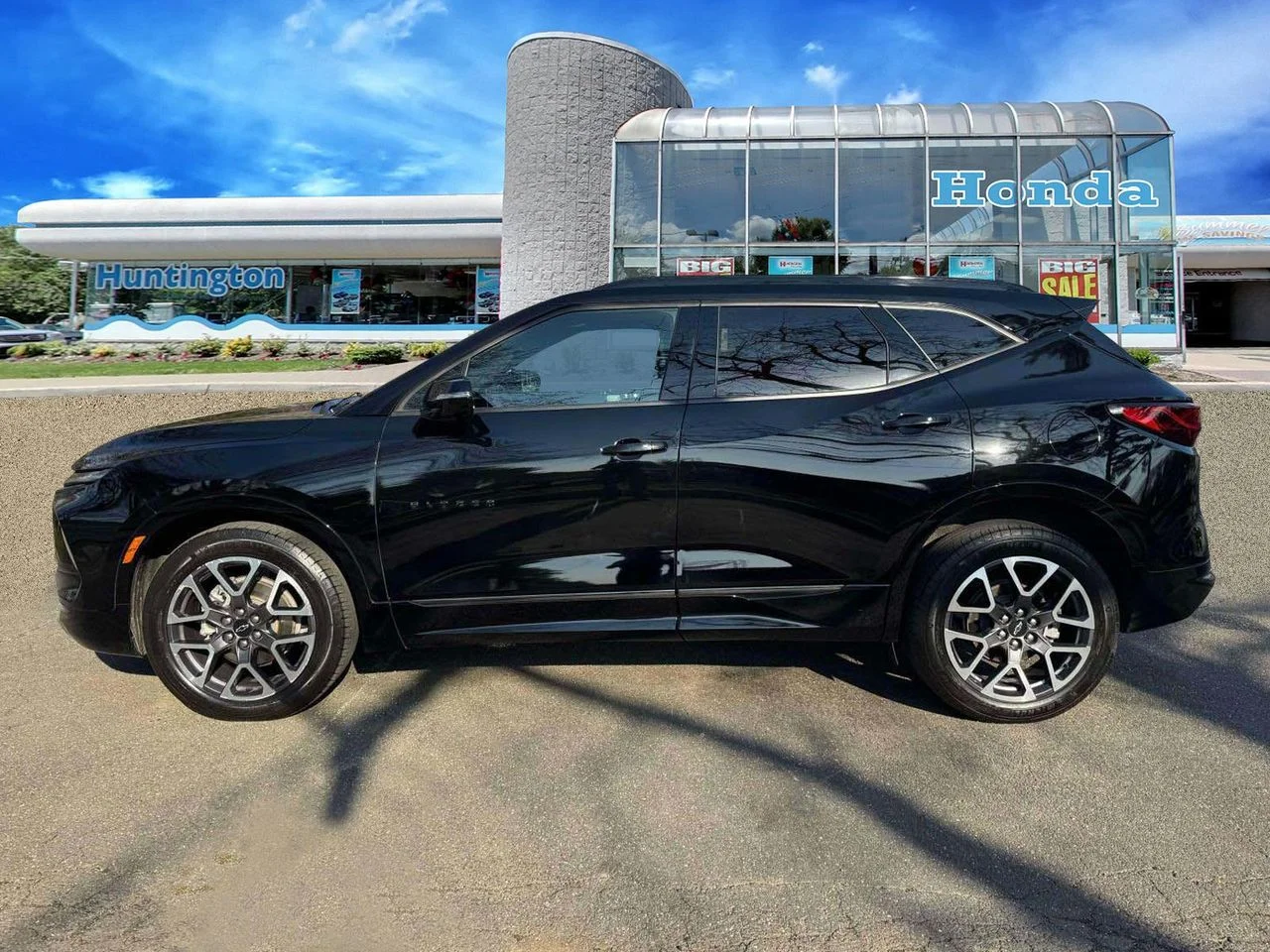 Used 2023 Black Chevrolet AWD RS image 4