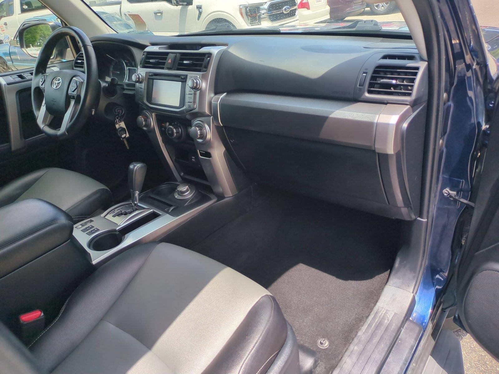 Used 2018 Nautical Blue Metallic Toyota SR5 Premium image 40