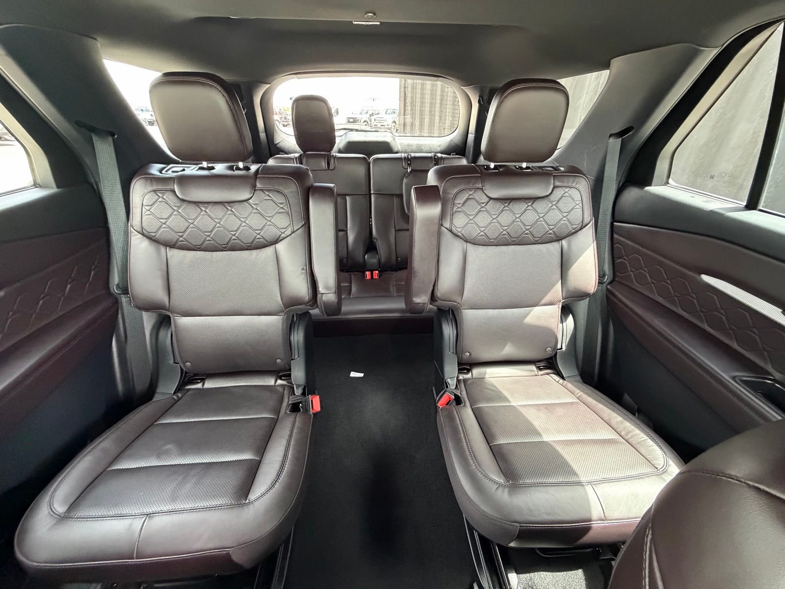 Used 2025 Gray Metallic Ford Platinum image 24
