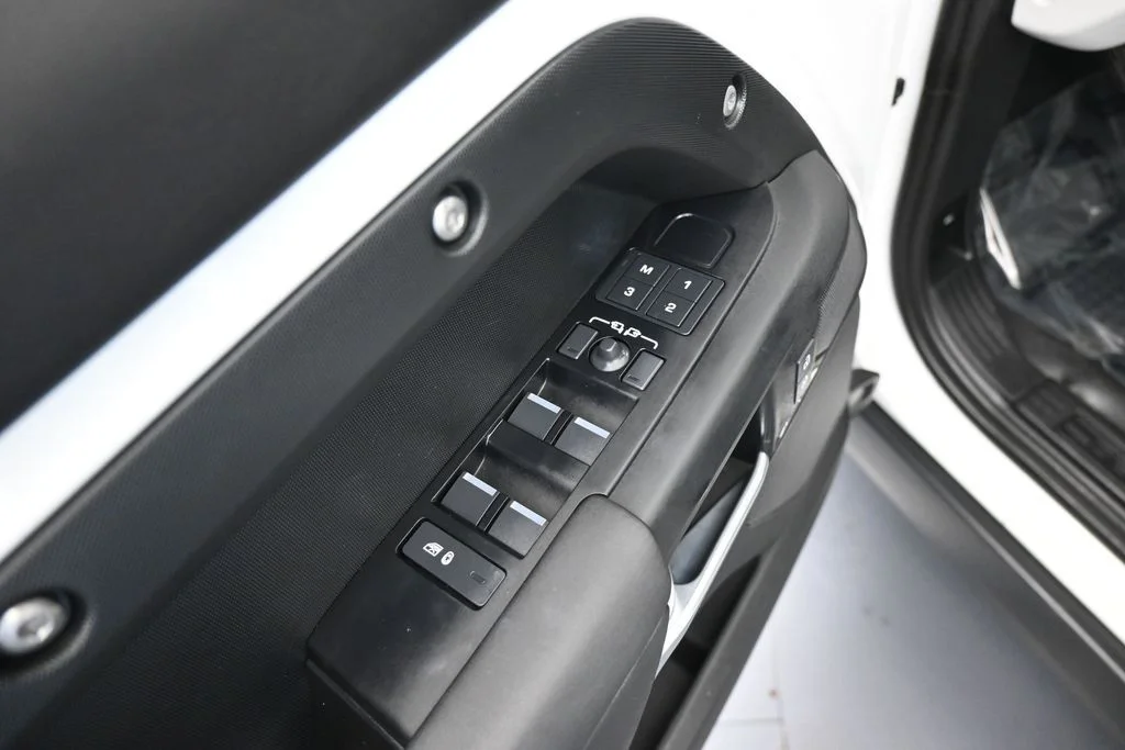 Used 2025 White Land Rover S image 15