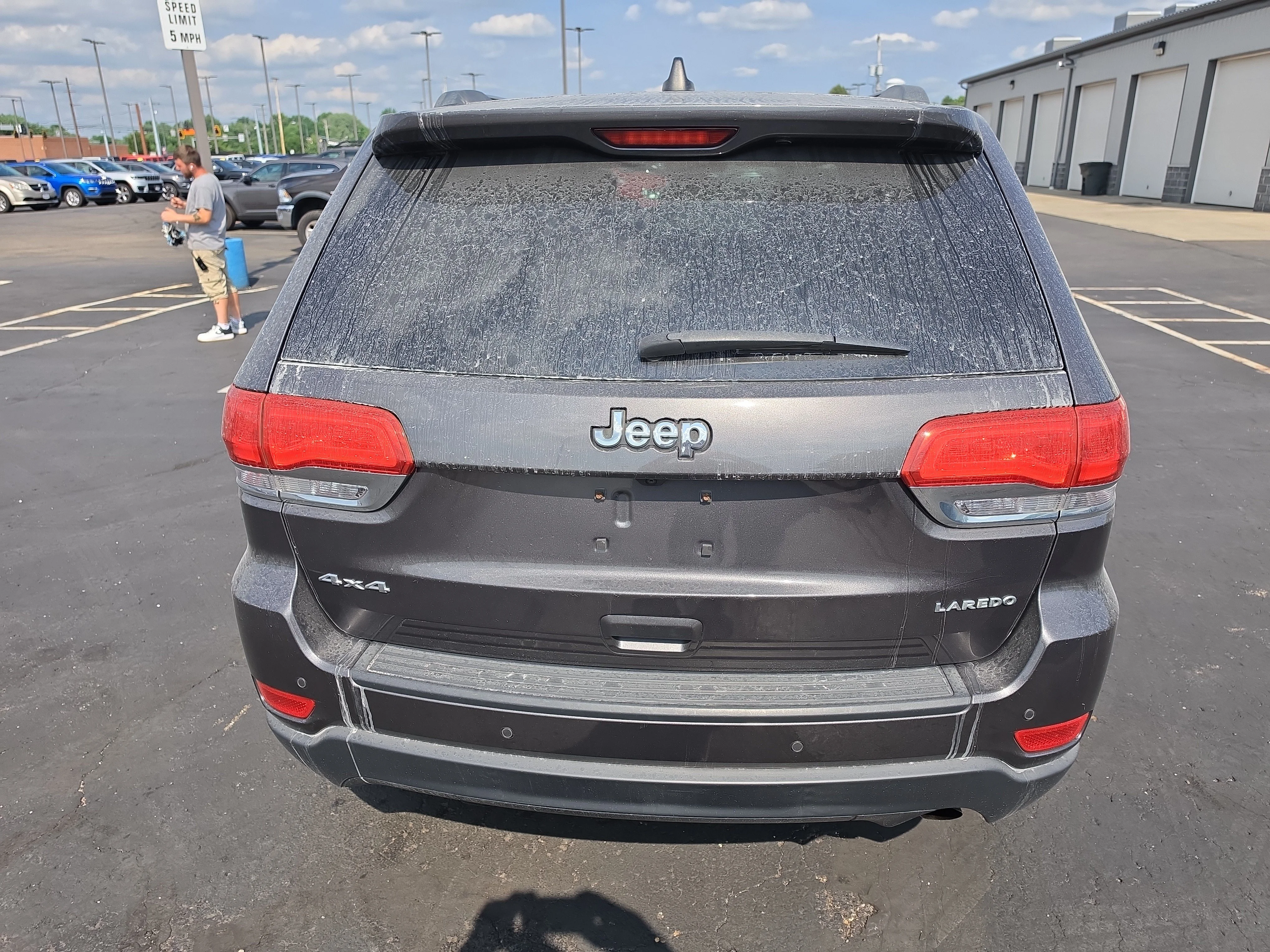 Used 2019 Granite Crystal Metallic Clearcoat Jeep Laredo E image 4