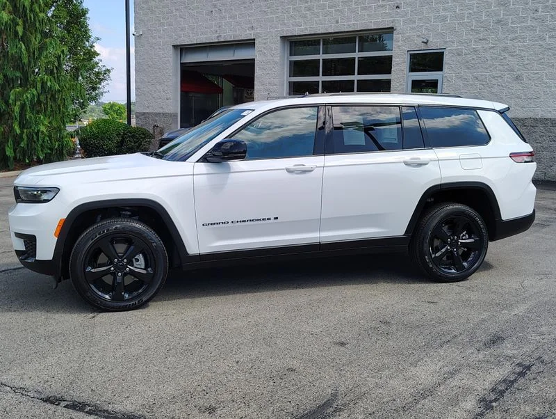 Used 2025 White Jeep Altitude X image 10
