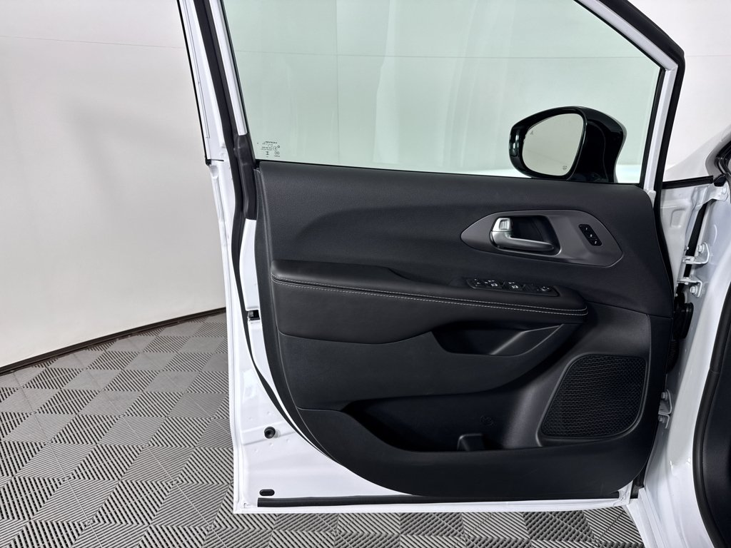 New 2026 Bright White Clear-Coat Exterior Paint Chrysler Select image 32
