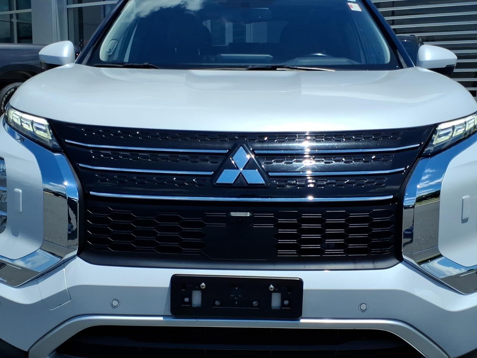 Used 2024 Alloy Silver Metallic Mitsubishi SE image 16