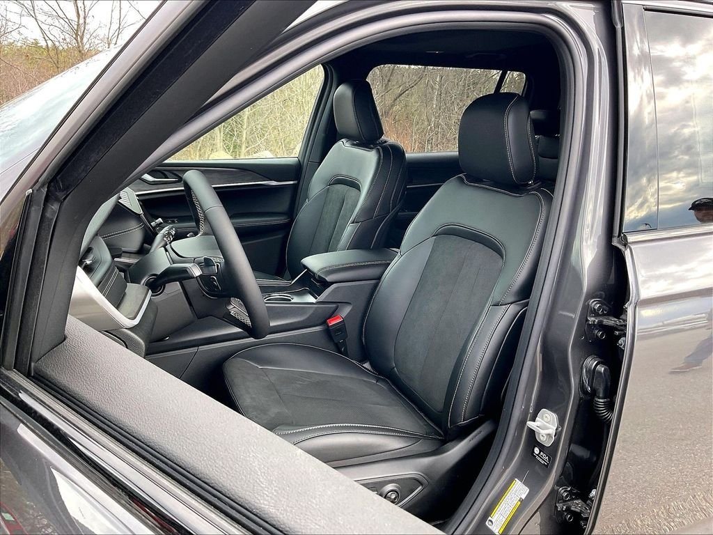 New 2026 Baltic Gray Metallic Clear-Coat Exterior Paint Jeep Altitude image 11