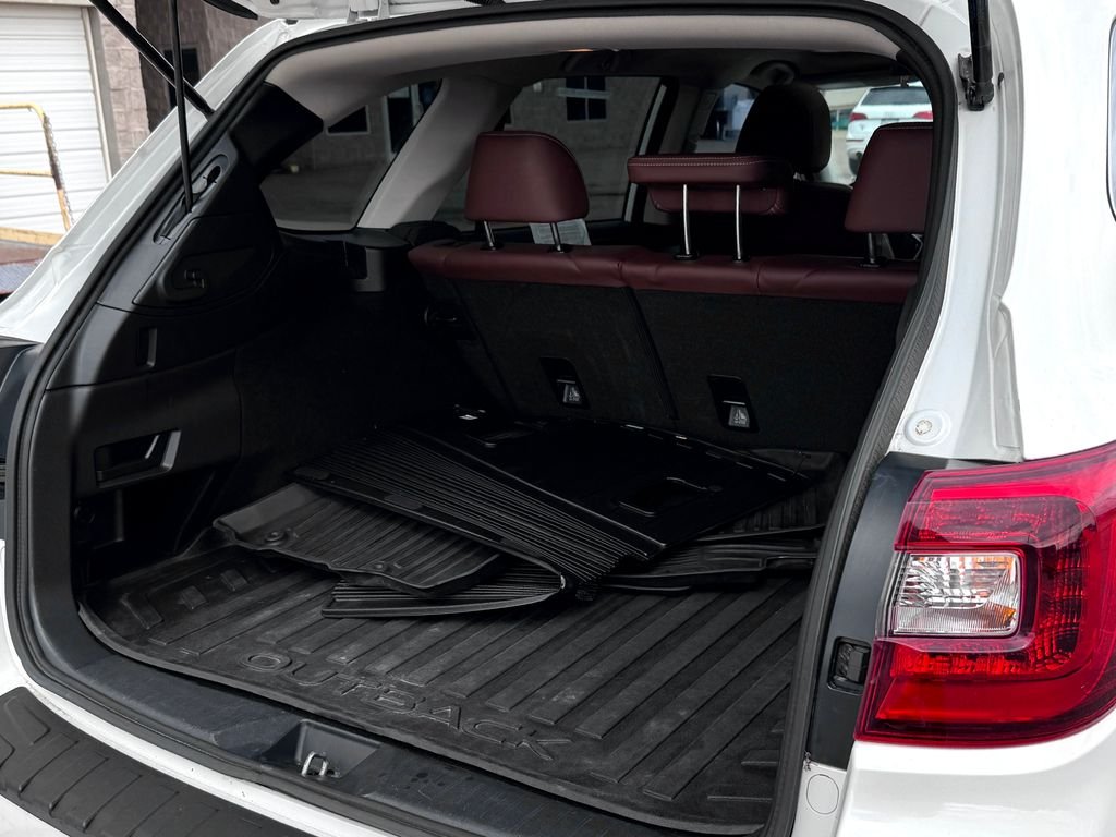 Used 2018 White Subaru 2.5i image 14