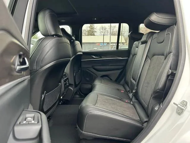 New 2026 Bright White Clear-Coat Exterior Paint Jeep Laredo image 18