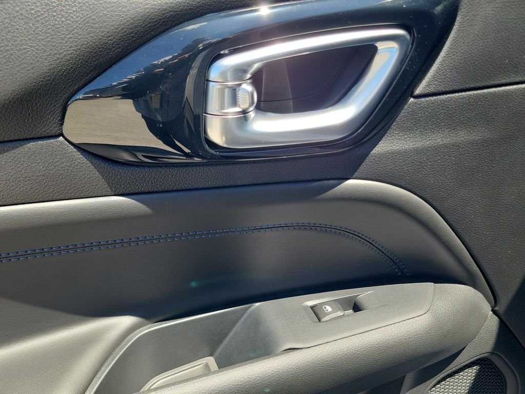 New 2026 Bright White Clearcoat Jeep Latitude image 10