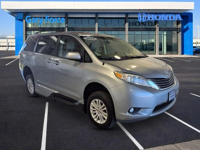 2014 Toyota Sienna XLE V6 7-Passenger Access Seat's photo