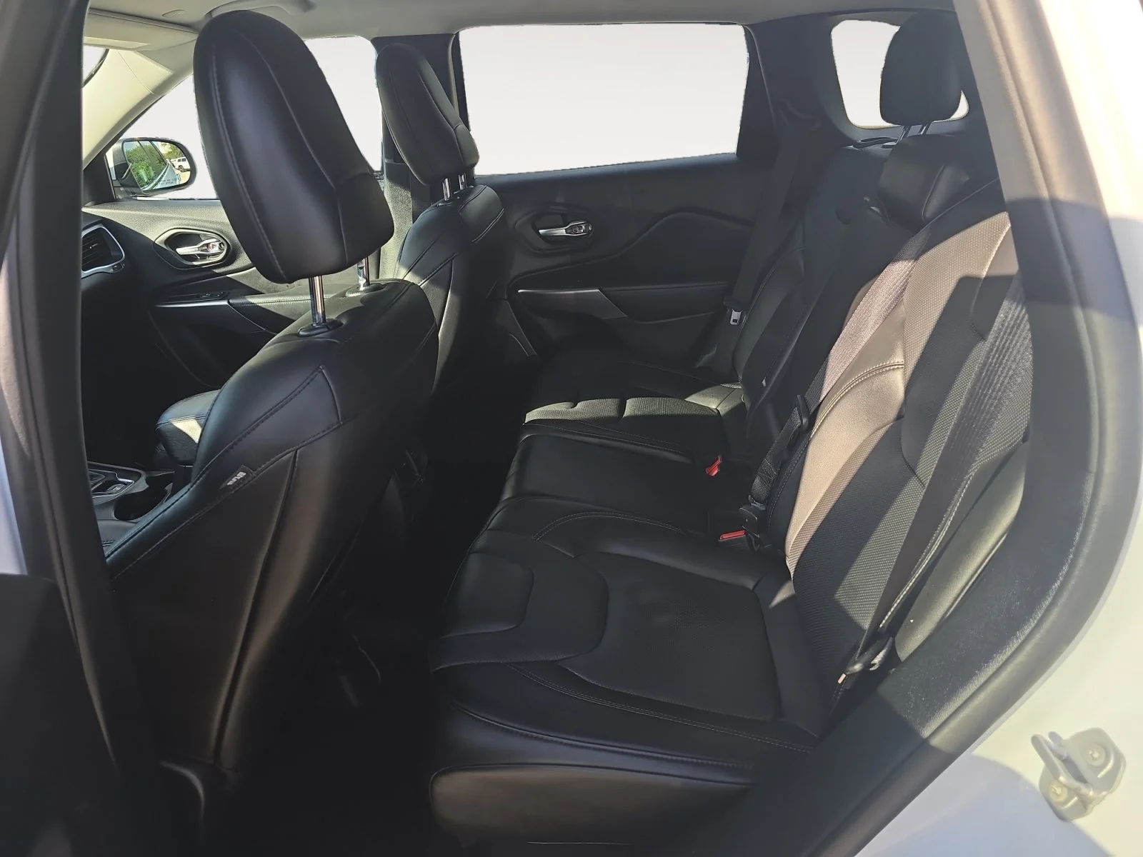 Used 2021 Bright White Clearcoat Jeep Latitude Lux image 22