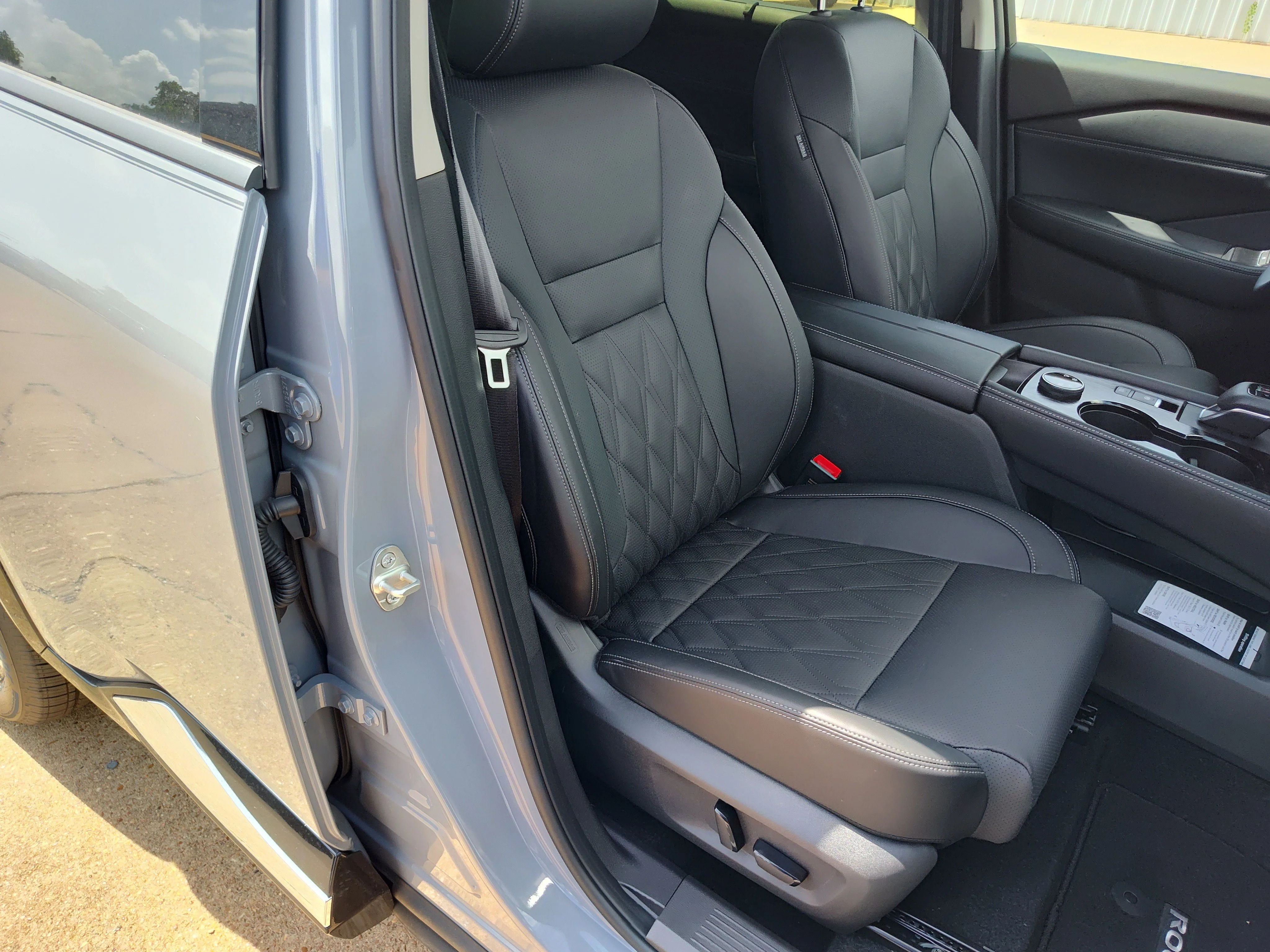 New 2026 Boulder Gray Pearl / Super Black Two-tone Nissan Platinum image 13