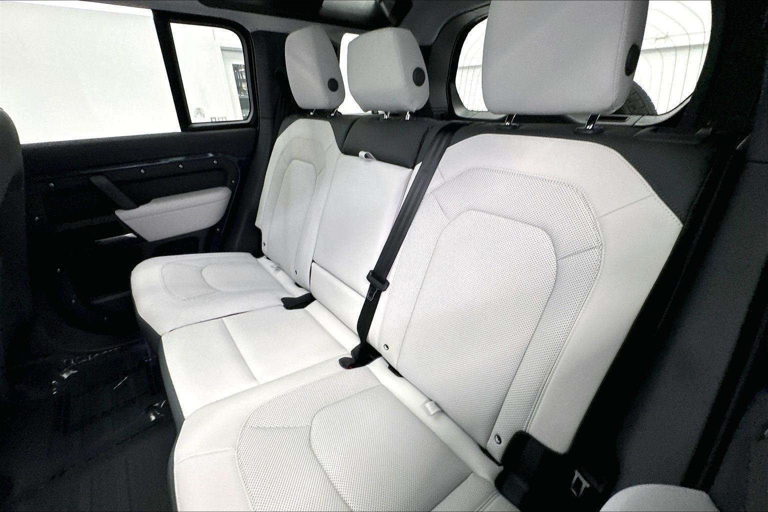 Used 2025 Tasman Blue Metallic Land Rover S image 21