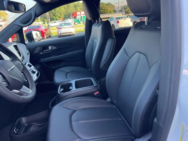 2026 Chrysler Pacifica Select - Photo 8
