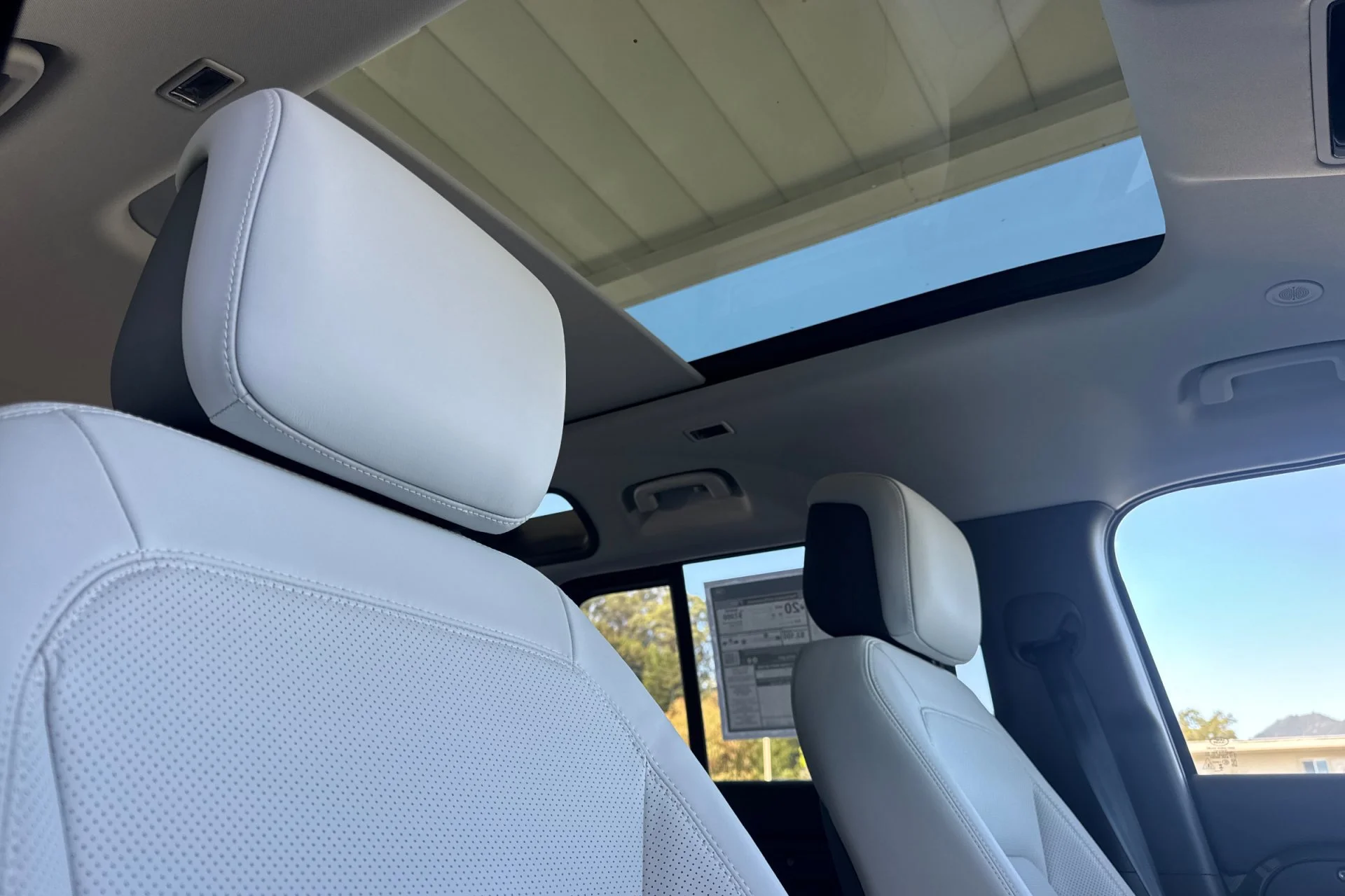 New 2026 WOOLSTONE GREEN Land Rover X-Dynamic SE image 19
