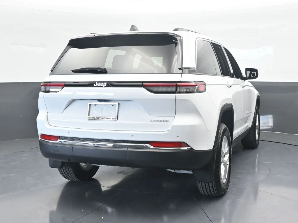 Used 2025 Bright White Clearcoat Jeep Laredo X image 5