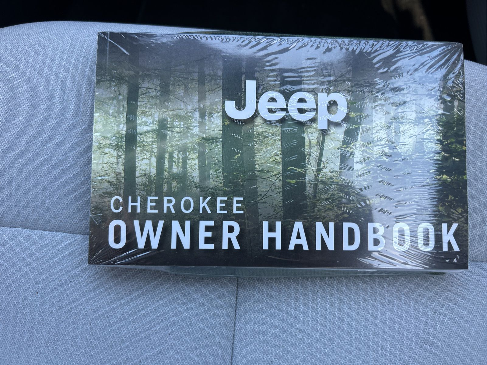 New 2026 Diamond Black Crystal Pearlcoat Jeep Laredo image 19
