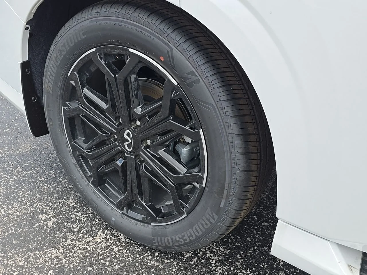 New 2026 2T RADIANT WHIT INFINITI Sport 4WD image 9
