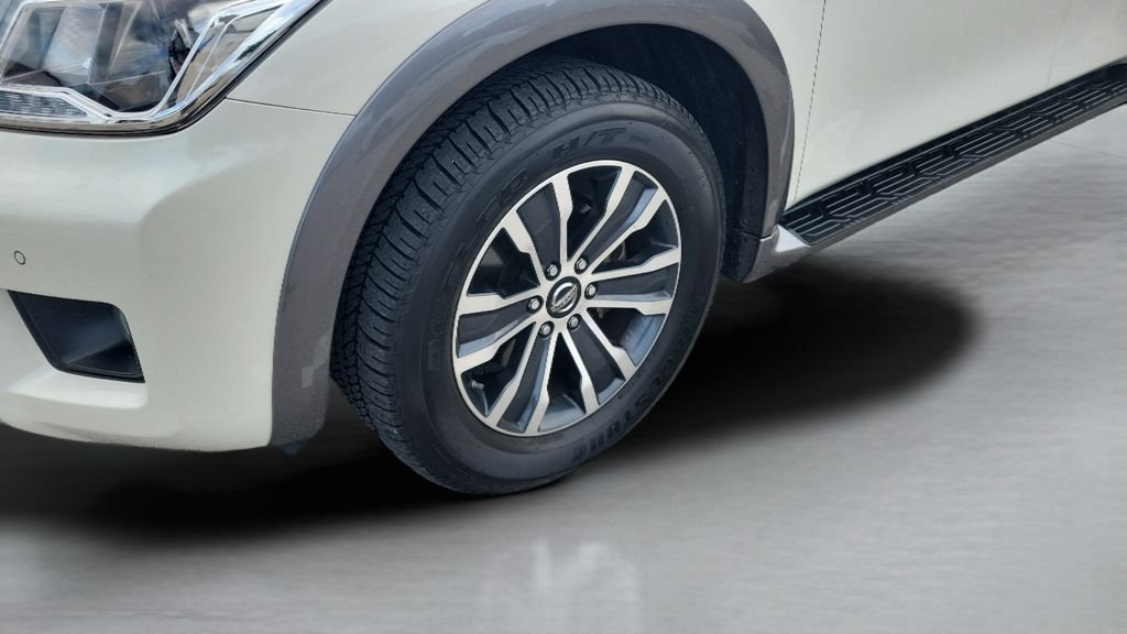 Used 2020 White Nissan SL image 7