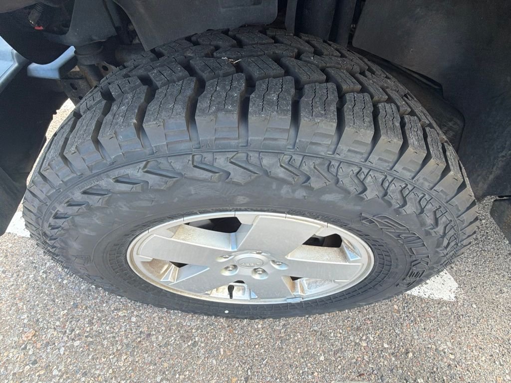 Used 2007 Blue Jeep Unlimited Sahara image 13