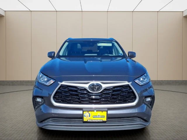 Used 2020 Gray Toyota XLE image 3