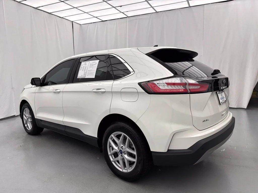 Used 2022 White Metallic Ford SEL image 5