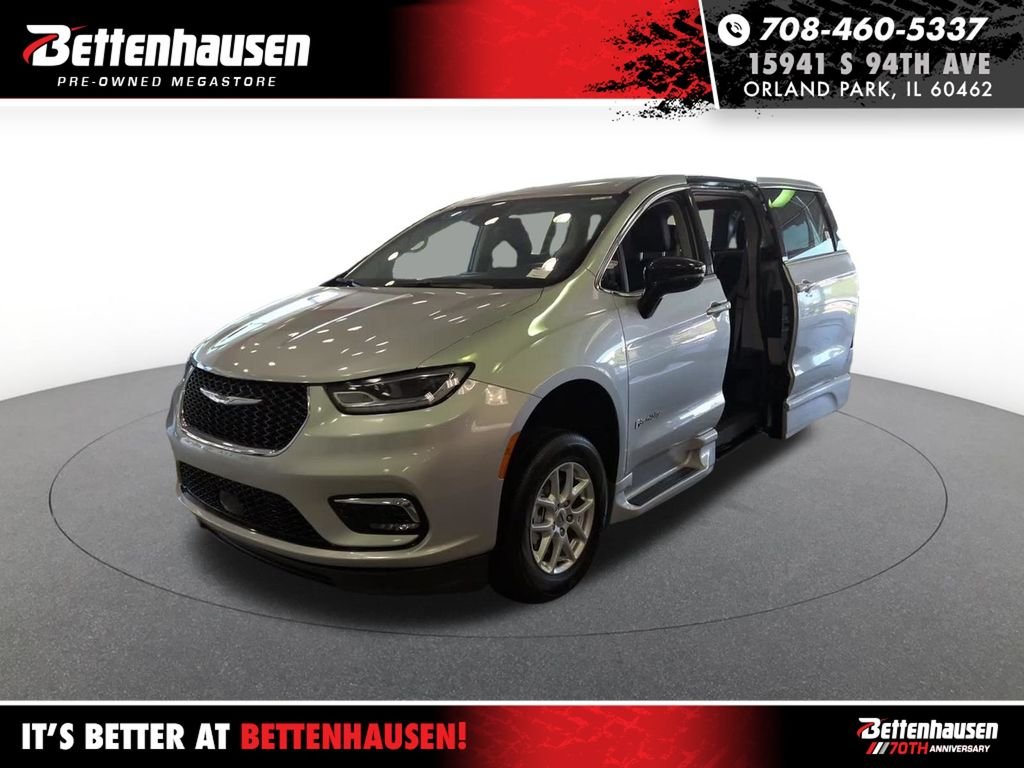 2024 Chrysler Pacifica Touring L's photo