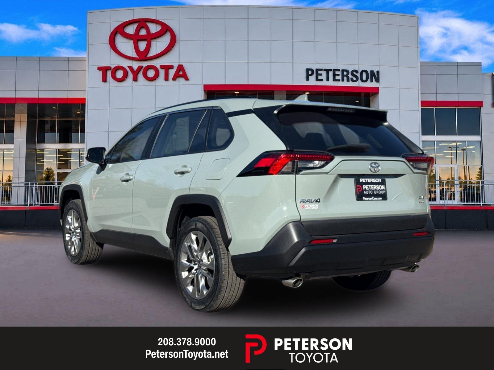 Used 2023  Toyota XLE Premium image 5